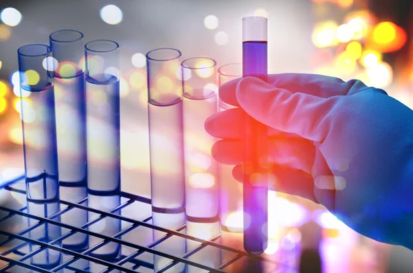 Dupla exposição do cientista mão segurando tubo de ensaio de laboratório — Fotografia de Stock