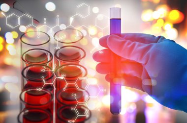 Laboratuvar test tüpü tutan bilim adamı el çift pozlama