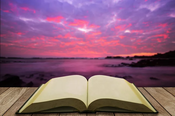 Otwórz książkę z wschód słońca na tle nieba — Zdjęcie stockowe