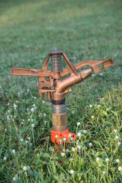 Sprinkler vattna gräset — Stockfoto