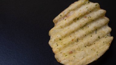 Siyah masada patates cipsi.