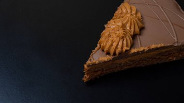 Çikolatalı karamelli kek siyah masada.