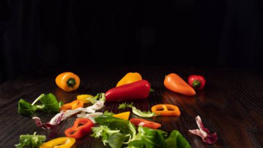 Tahta masada salata ve biber.