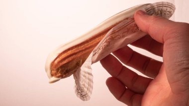 Kağıt ambalaj kağıdına sarılı lanet ekler.