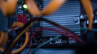 Bir sürü elektrik devresi, tahtalar. 