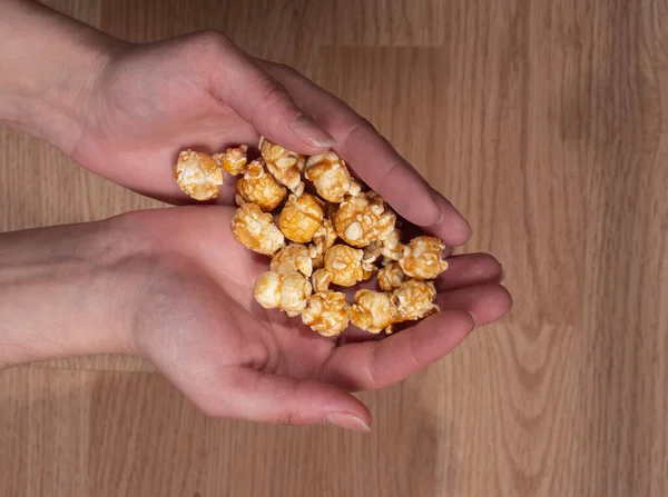 Popcorn Auf Zwei Weiblichen Palmen — Stockfoto