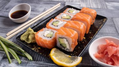 Torrels ve dekorasyon için sekiz dilim suşi.