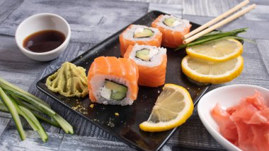 Torrel, soya, wasabi, zencefil ve dekorasyon üzerine 4 dilim suşi.