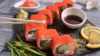 Torrel, soya, wasabi, zencefil ve garnitür üzerine suşi.