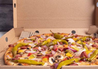 Sıcak pizza biberli et ve sebzeli bir kutu.
