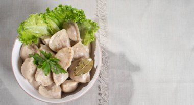 Bir tabak otlu hamur köftesi.