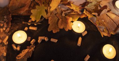 Cadılar bayramı ve ağaç yaprakları mumlarla