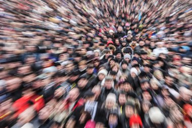 İnsanlar politik toplantıda katılmak