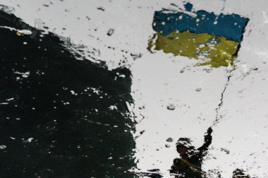 Ukrayna bayrağı olan bir adam yansıması