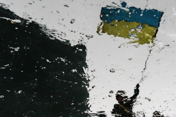 反映了一个人与乌克兰国旗 — 图库照片