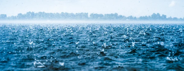 Pluie sur la rivière — Photo