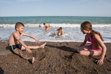 Plaj oynayan çocuklar