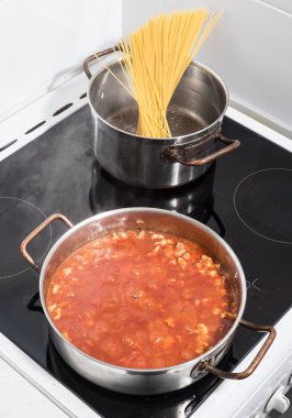 Spagetti ve sos hazırlamak