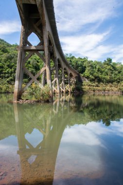 Vila Flores 'de nehrin üzerinden geçen demiryolu köprüsünün manzarası, Tigrande do sul 