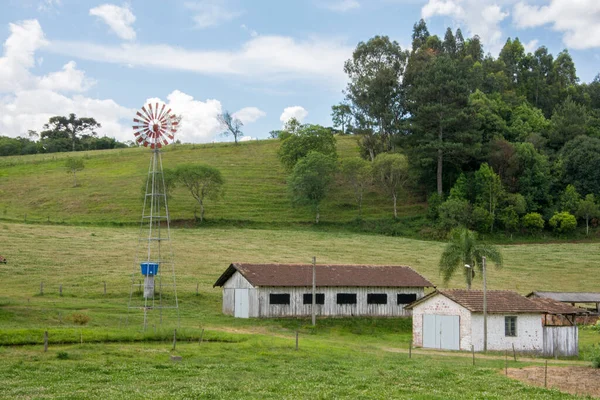 背景には 風景のある農場と森のある2つの納屋の写真 — ストック写真