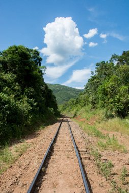 Mavi gökyüzü ve bulutlu demiryolu manzarası
