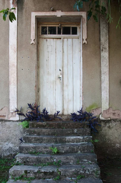 Kleine Trap Die Leidt Naar Deur Van Een Verlaten Huis — Stockfoto