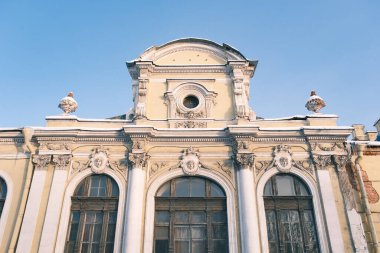 St. Petersburg Rusya 'da tarihi bir evin ön cephesi mavi gökyüzünün arka planında, şehir turizminin ünlü antik mimari yapısının tarihi dış cephesi.