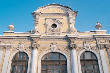 St. Petersburg Rusya 'da tarihi bir evin ön cephesi mavi gökyüzünün arka planında, şehir turizminin ünlü antik mimari yapısının tarihi dış cephesi.