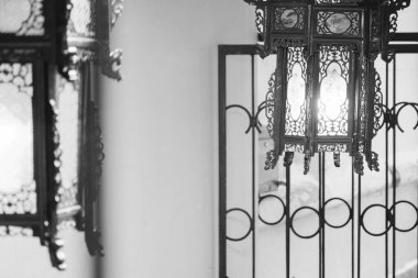 Asya yapımı eski el feneri yakın plan, Tayland 'da eski sokak lambası, Tayland antika giriş lambası yakın plan, siyah beyaz arka plan