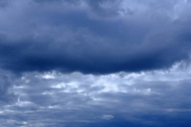 dramatik derin mavi gökyüzü, kabarık bulutlar, fırtınalı havada bulutlu hava, fırtınadan önceki bulutlu hava, güzel kümülüs bulutu manzarası, kara bulutlu gökyüzü, yağmur bulutları, doğal arka plan