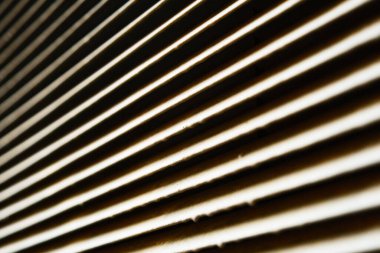 Kirli lekeli metalik jaluzi deseni yakın çekim, soyut paslı metal şerit duvar dokusu, çelik desenli eski kafes kepenk, geometri çizgileri ile soyutlama, demir kör, grunge arkaplan