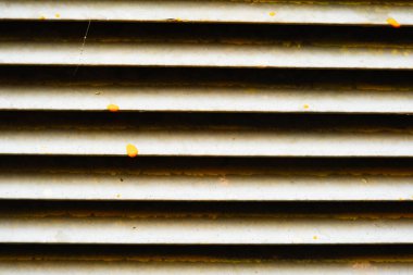 Kirli lekeli metalik jaluzi deseni yakın çekim, soyut paslı metal şerit duvar dokusu, çelik desenli eski kafes kepenk, geometri çizgileri ile soyutlama, demir kör, grunge arkaplan