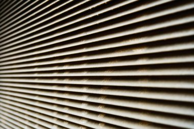 Kirli lekeli metalik jaluzi deseni yakın çekim, soyut paslı metal şerit duvar dokusu, çelik desenli eski kafes kepenk, geometri çizgileri ile soyutlama, demir kör, grunge arkaplan