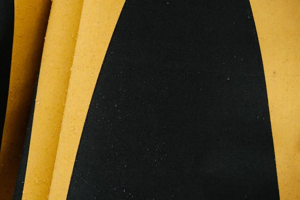 Mokry Ciemnozielony Parasol Żółtymi Liniami Geometrycznymi Wykonanymi Gładkiej Szczelnej Tkaniny — Zdjęcie stockowe