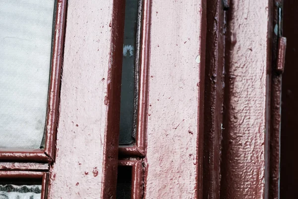 Старые Деревянные Коричневые Двери Окнами Отсортированными Стопке Переработки — стоковое фото