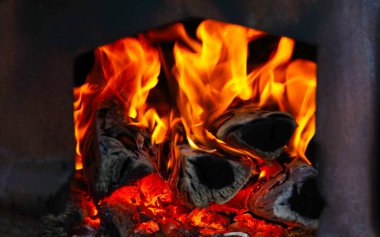 Fırında parlak ve renkli bir ateş var. Yakacak odun yanıyor, kömür yanıyor. Akşamın rahat atmosferi.