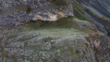 Kuşbakışı dağda yakınlaş