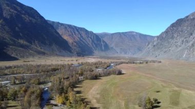 Dağların üzerinden uçmak. Tepeler ve nehir manzaralı