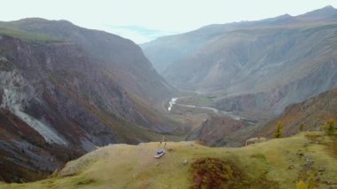 Dağın üzerinden uçmak. Güzel manzaralı dağ sıraları ve nehir