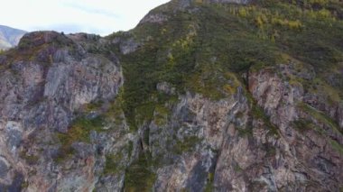 Kuşbakışı dağda yakınlaş