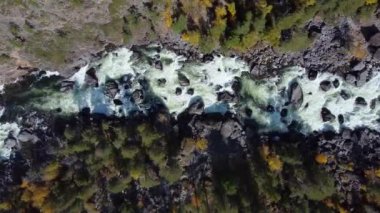  En tepedeki dağ nehri kayaların arasında