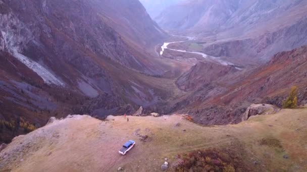 산을 넘는 비행. 아름다운 꼭대기 풍경의 산 맥과 강 — 비디오