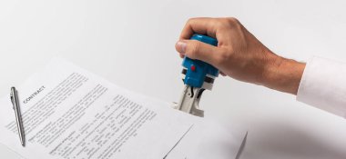 Erkek el damgası ya da mühür belgeleri beyaz ofis masasının üzerine kapanır kontrat, pankart