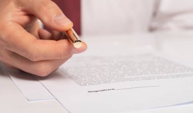 İş adamı sözleşme imzalaması için kalem veriyor, beyaz ve kırmızı renkler. Kapat.