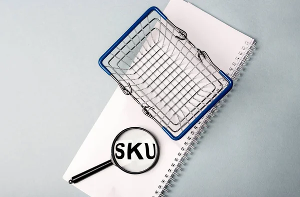 Sku Acrônimo Unidade Manutenção Estoque Através Lupa Caderno Branco Com — Fotografia de Stock