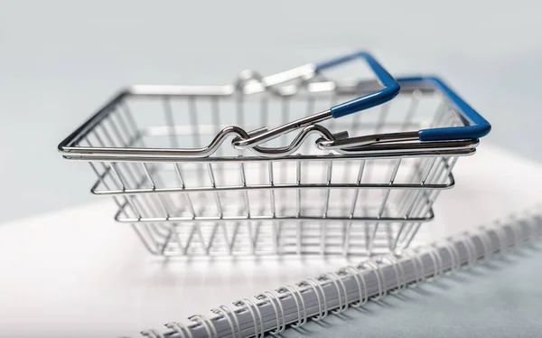 Empty Metal Shopping Basket Close White Blue Background Front View — Stock Photo, Image