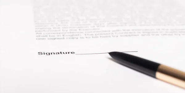 Conceito Assinatura Contrato Empresário Mão Com Caneta Sobre Fechar Documento — Fotografia de Stock