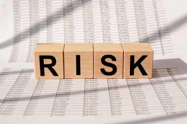 RISK kelimesi mali belgelerde küp blokları oluşturulmasıyla yapıldı