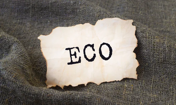 Eco一词写在自然亚麻布的老式工艺纸上 生态友好的概念 — 图库照片
