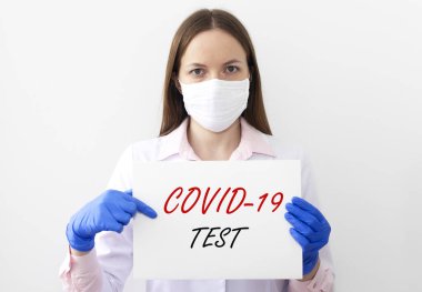 COVID-19 test yazıları. Doktorun ellerinde bulunan Coronavirus kavramı beyaza izole edildi.